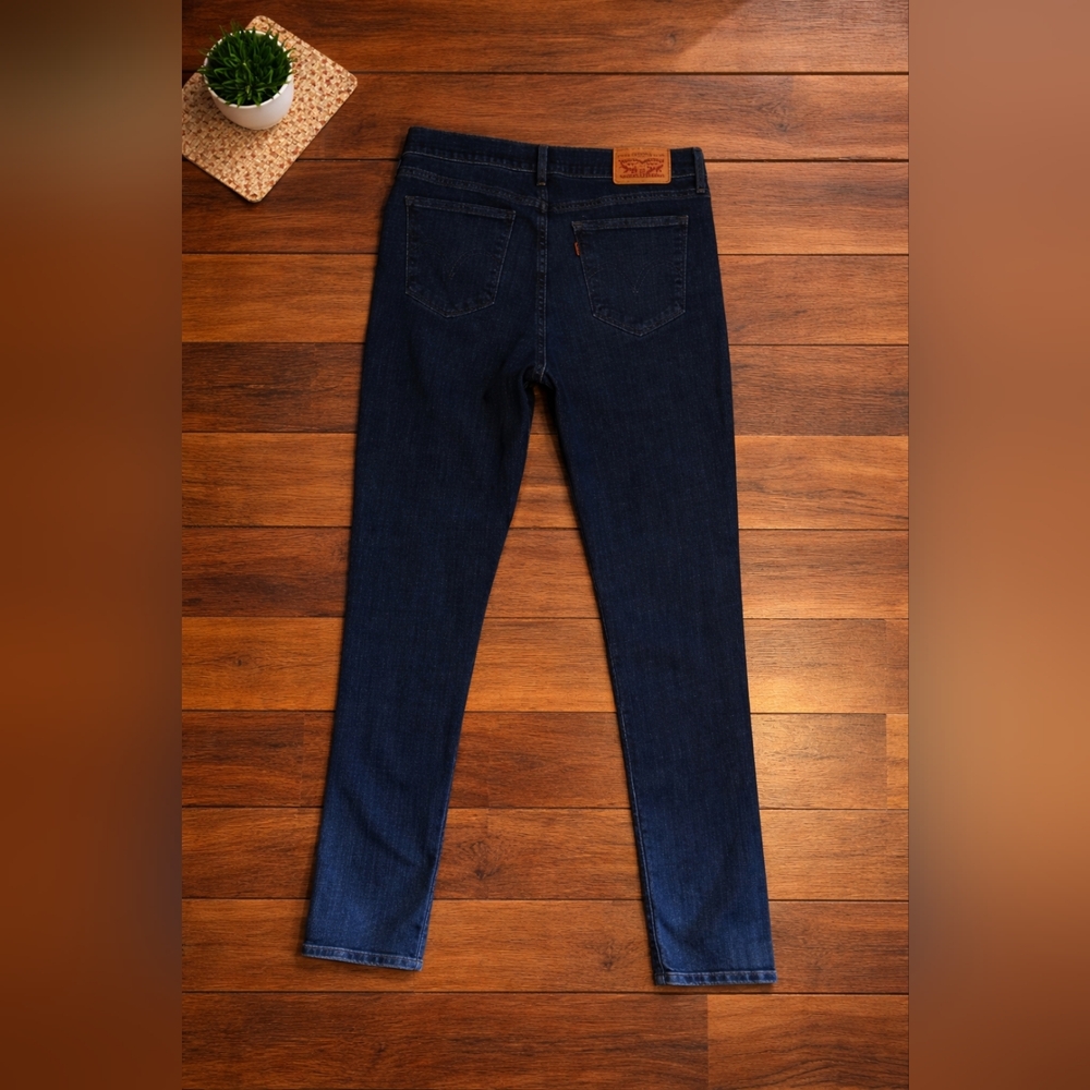 Levi’s Classic Straight Jeans Size 6 | Dark Wash Straight Leg Denim
